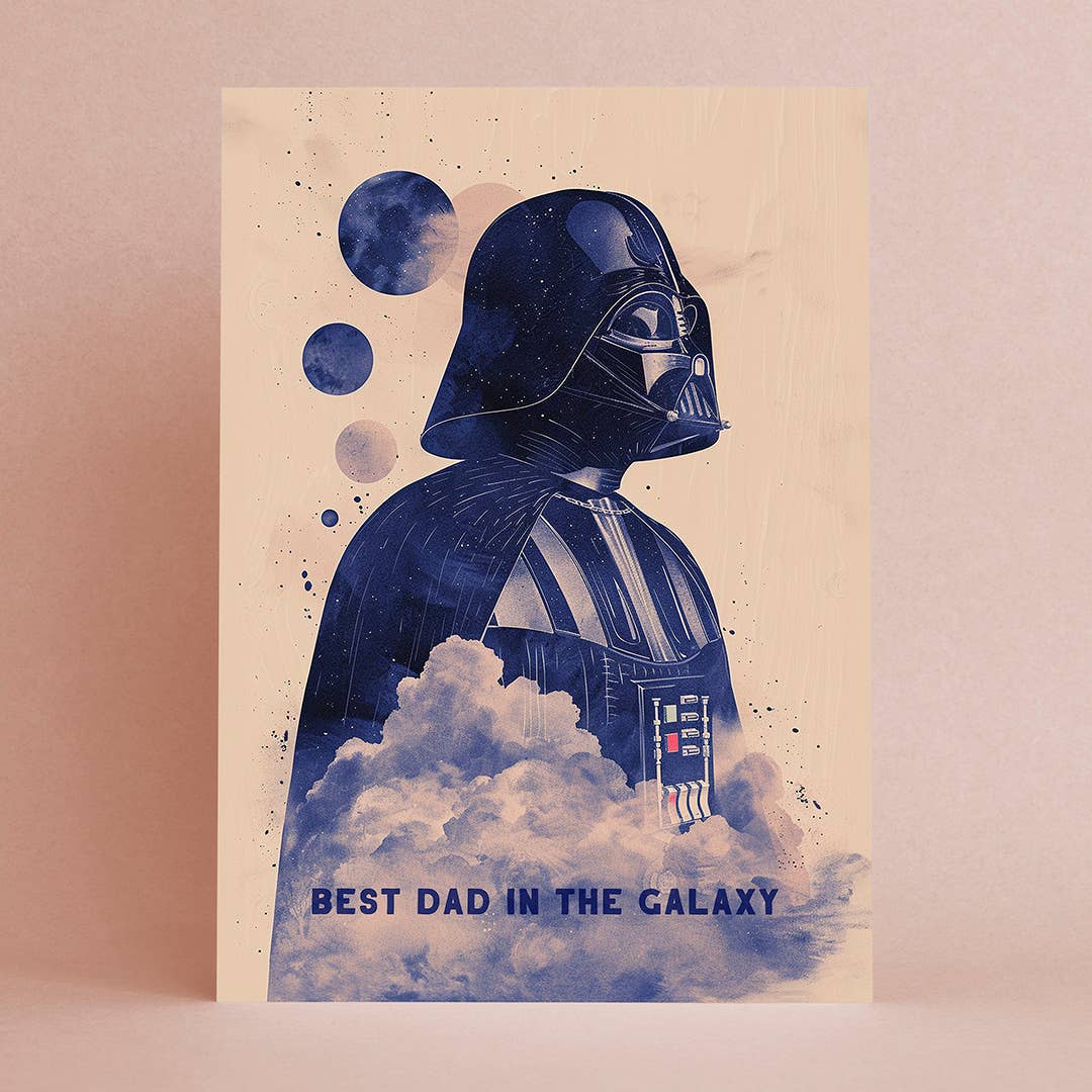 Wenskaart Best Dad in the Galaxy van Botanopia, een ruimteheld met helm tussen wolken en planeten, tegen een roze achtergrond