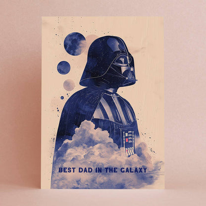 Wenskaart Best Dad in the Galaxy van Botanopia, een ruimteheld met helm tussen wolken en planeten, tegen een roze achtergrond