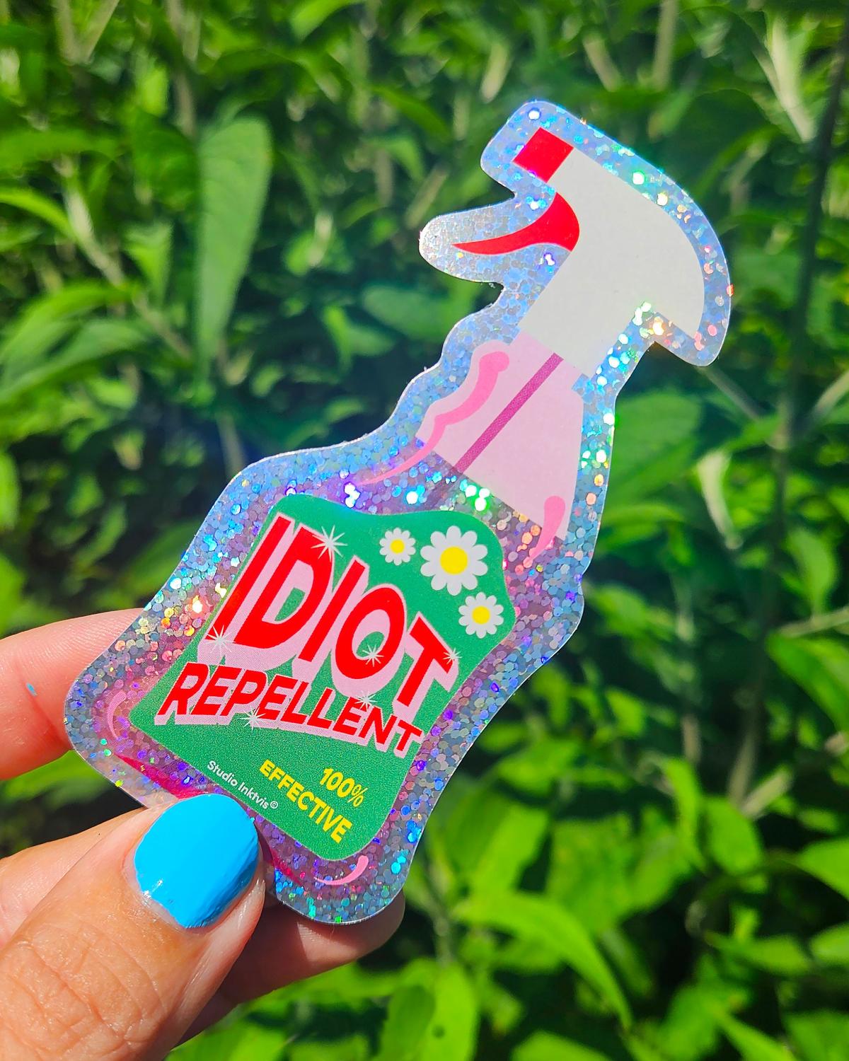 Glitter sticker Idiot repellent spray van Studio Inktvis, foto 2