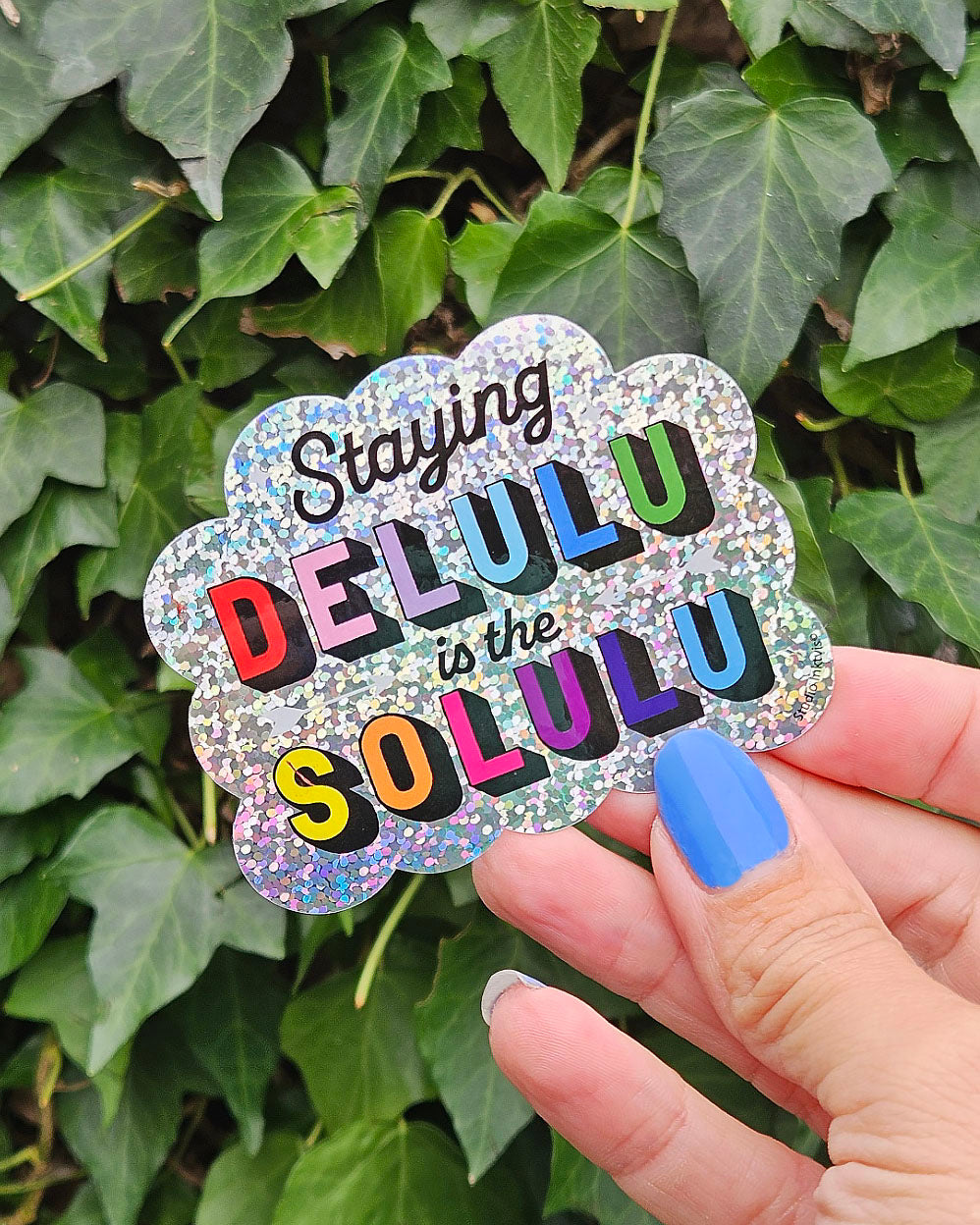 Glitter sticker Staying delulu is the solulu van Studio Inktvis, foto 3