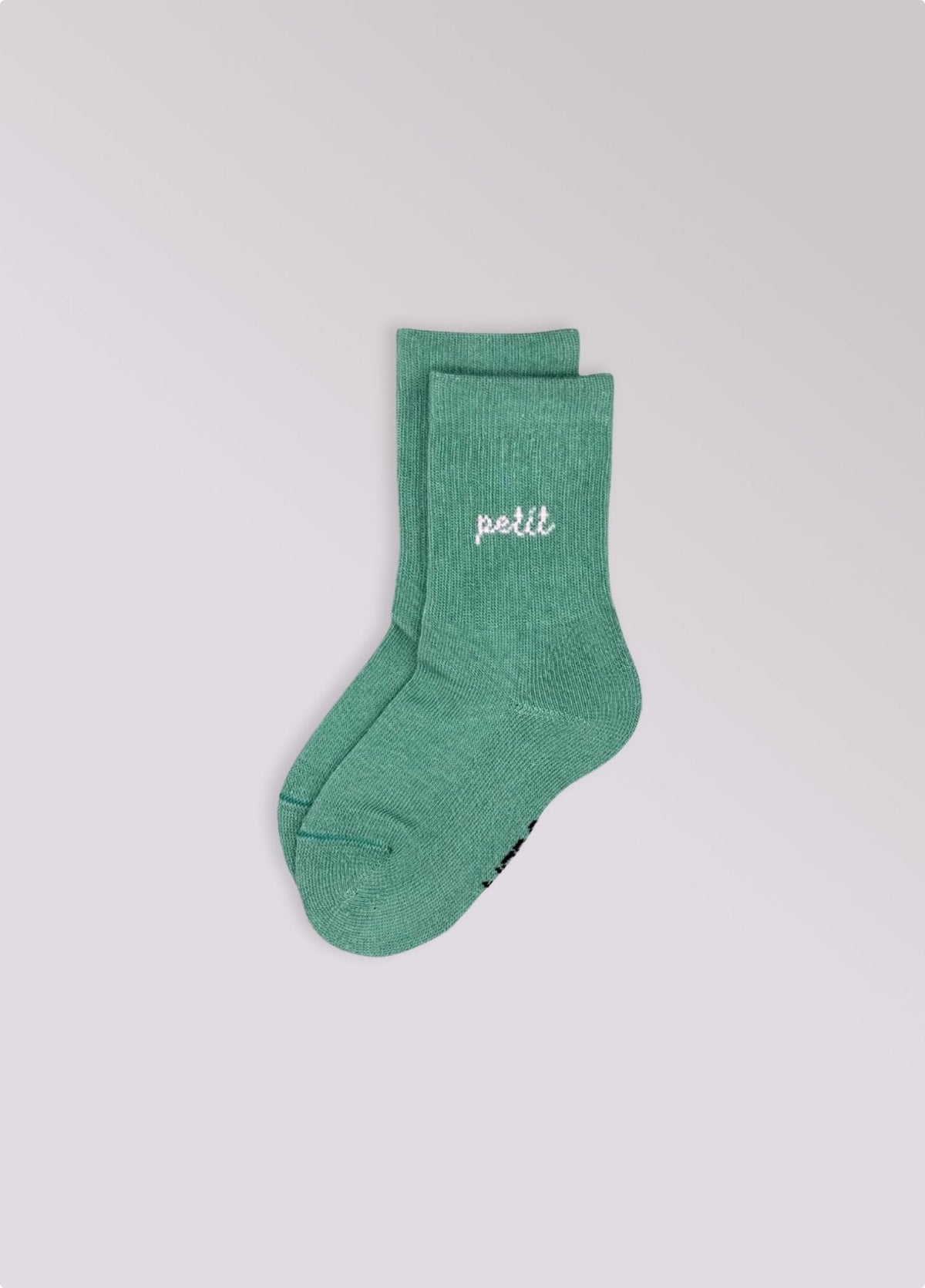 Groene babysok Petit van No Bad Days Club met wit geborduurd opschrift 'petit', productfoto