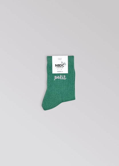 Babysok Petit van No Bad Days Club met NBDC-label, groen met wit opschrift