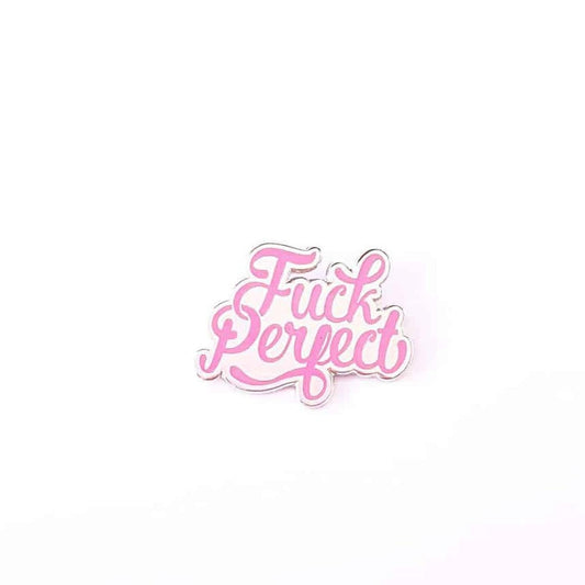 Pin Fuck Perfect van Studio Inktvis in roze, op een witte achtergrond