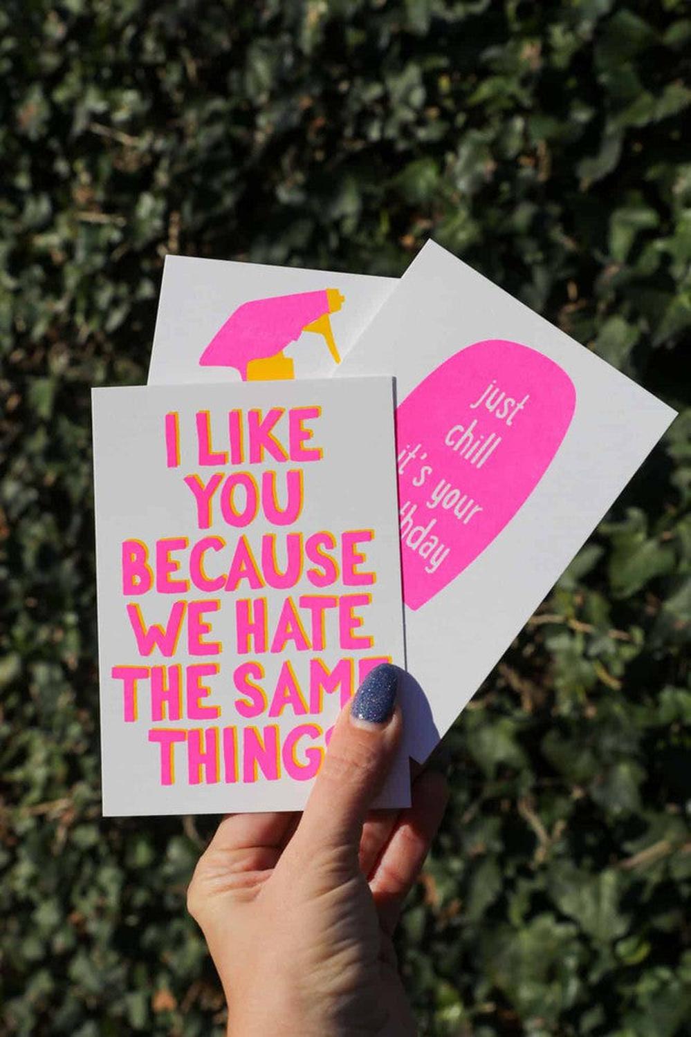 Postkaart I like you because we hate the same things van Studio Inktvis, productfoto 6
