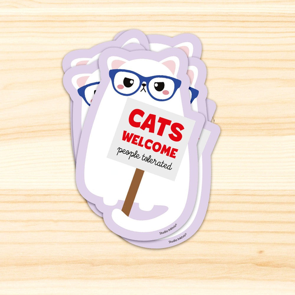 Sticker Cats welcome, people tolerate van Studio Inktvis, foto 2