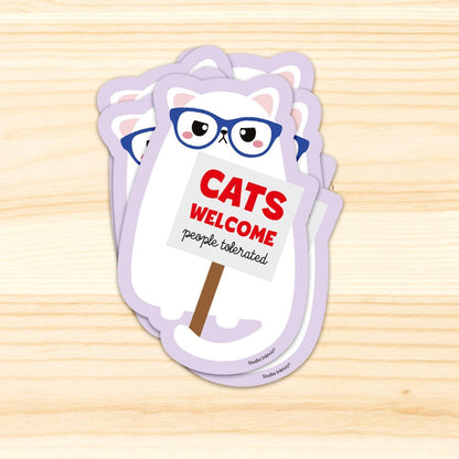 Sticker Cats welcome, people tolerate van Studio Inktvis, foto 2